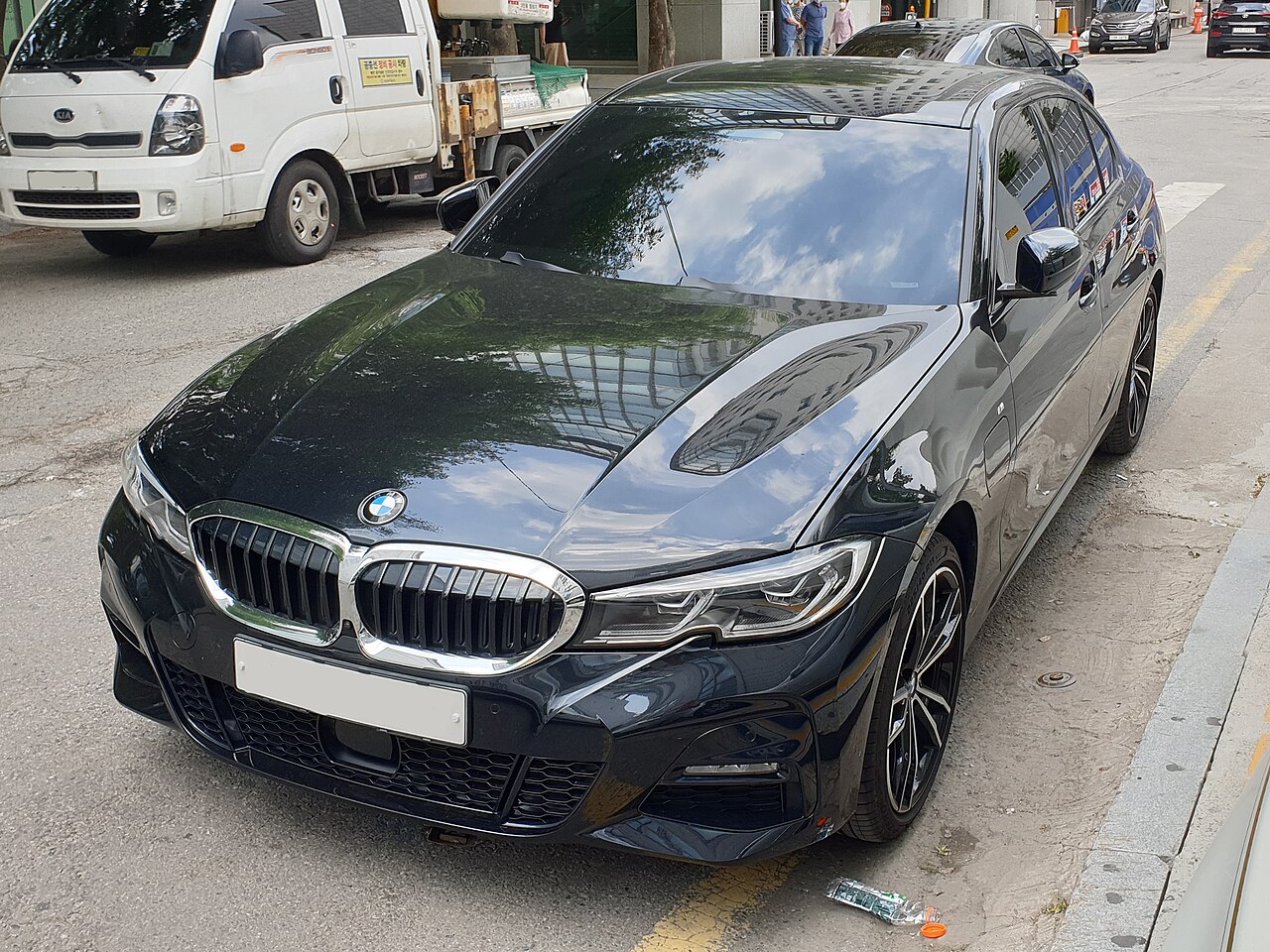 BMW 330e black G20 M Sport elevated front three-quarter view