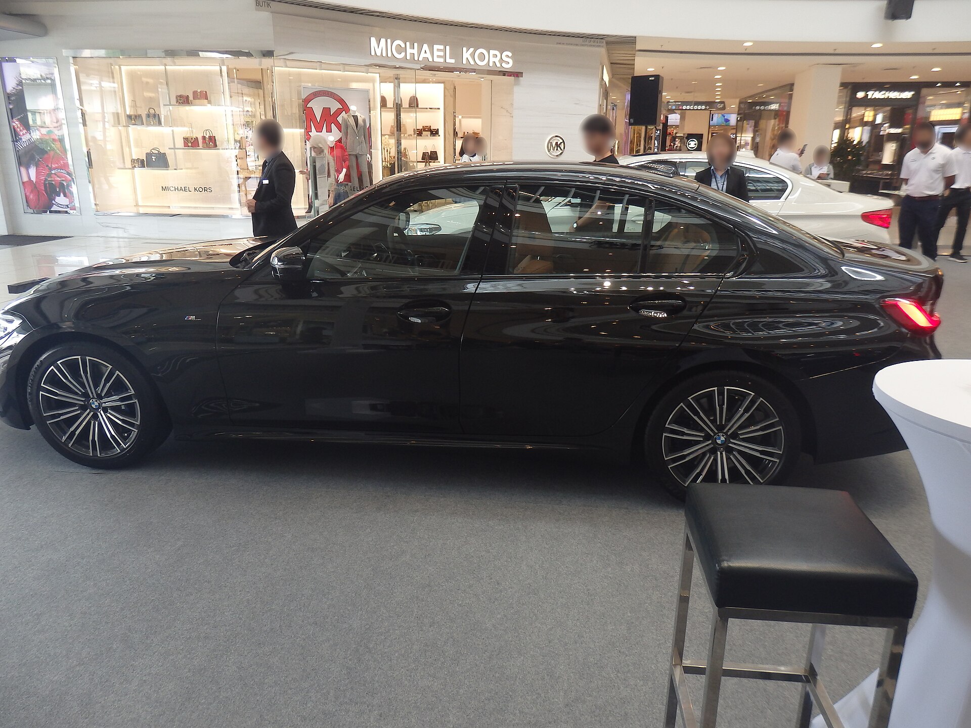 BMW 330i G20 black 2019 M Sport left-side profile at an indoor display