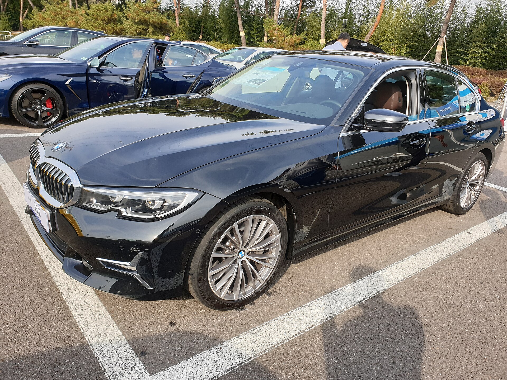BMW 330i G20 black G20 Luxury Line front-left three-quarter view outdoors