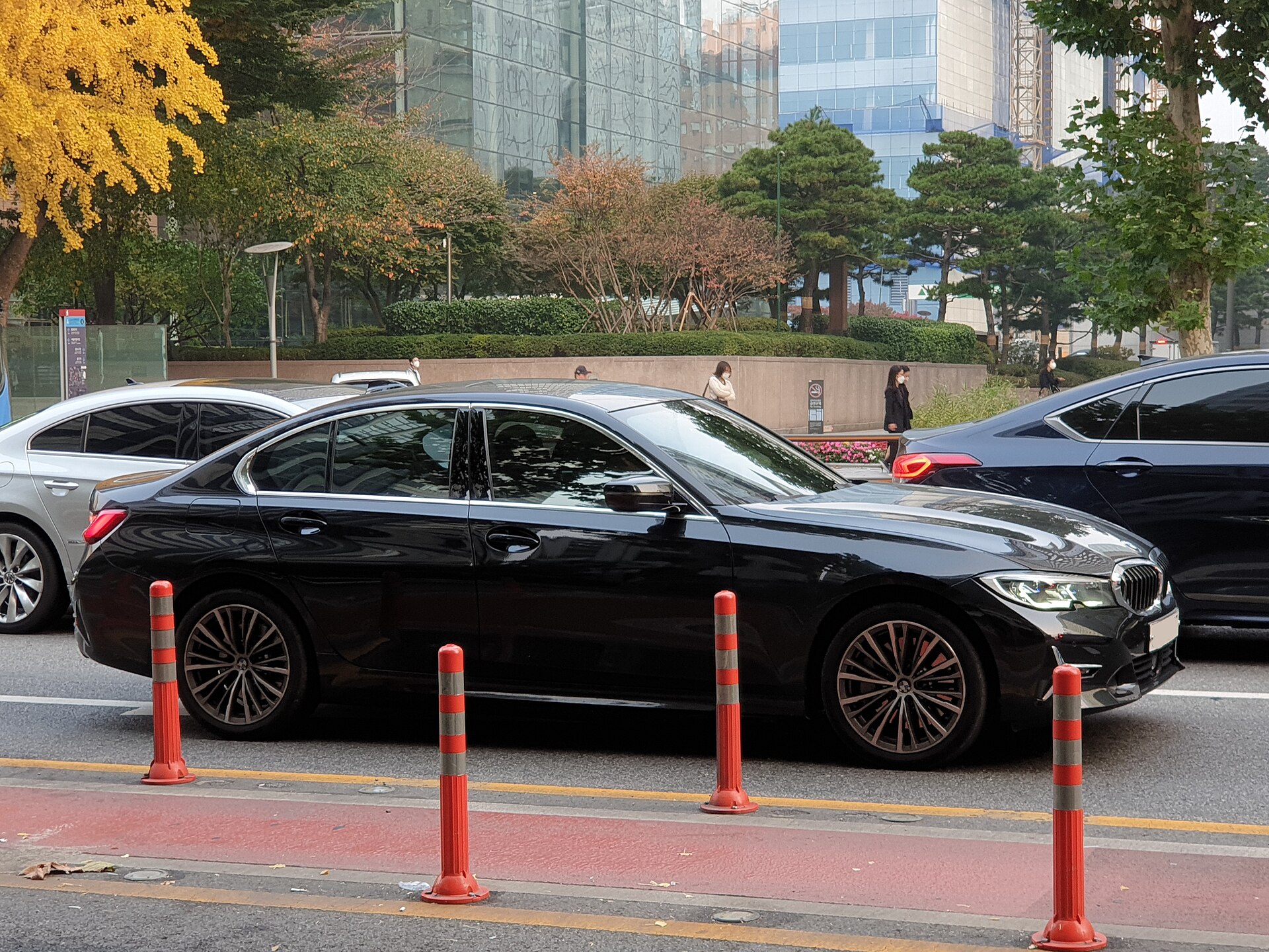 BMW 330i G20 black G20 Luxury Line side profile on a street