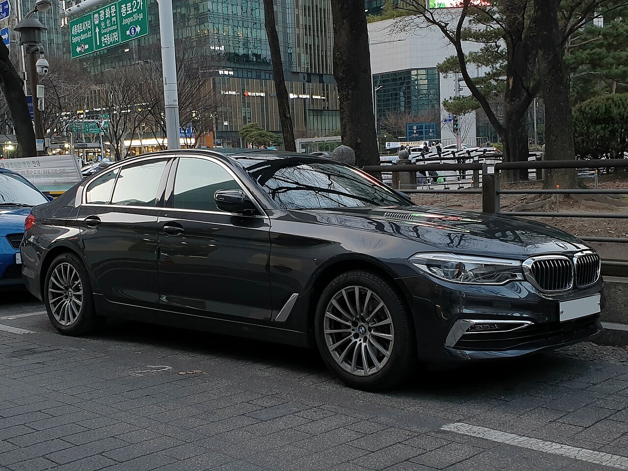 BMW 520i grey pre-facelift Luxury Line front-side view
