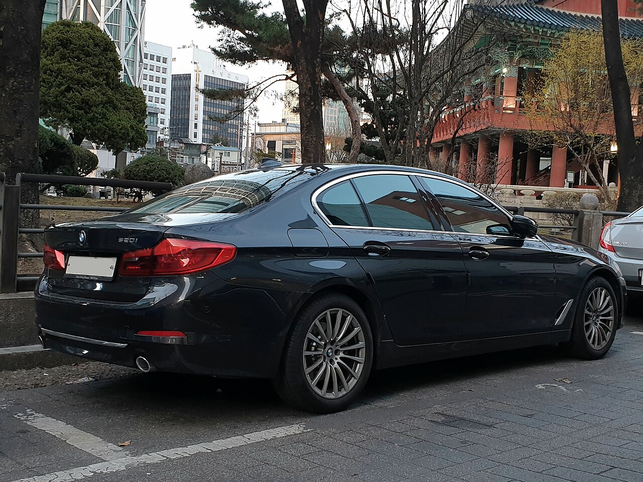 BMW 520i grey pre-facelift Luxury Line rear-side view