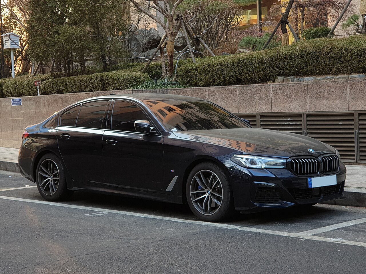 BMW 520i black facelift M Sport front-side view
