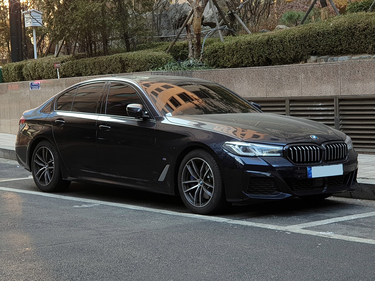 BMW 520i black facelift M Sport alternate front-side view