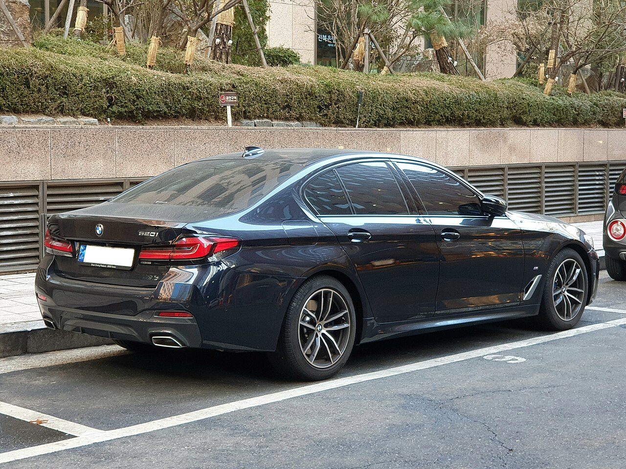 BMW 520i black facelift M Sport rear-side view