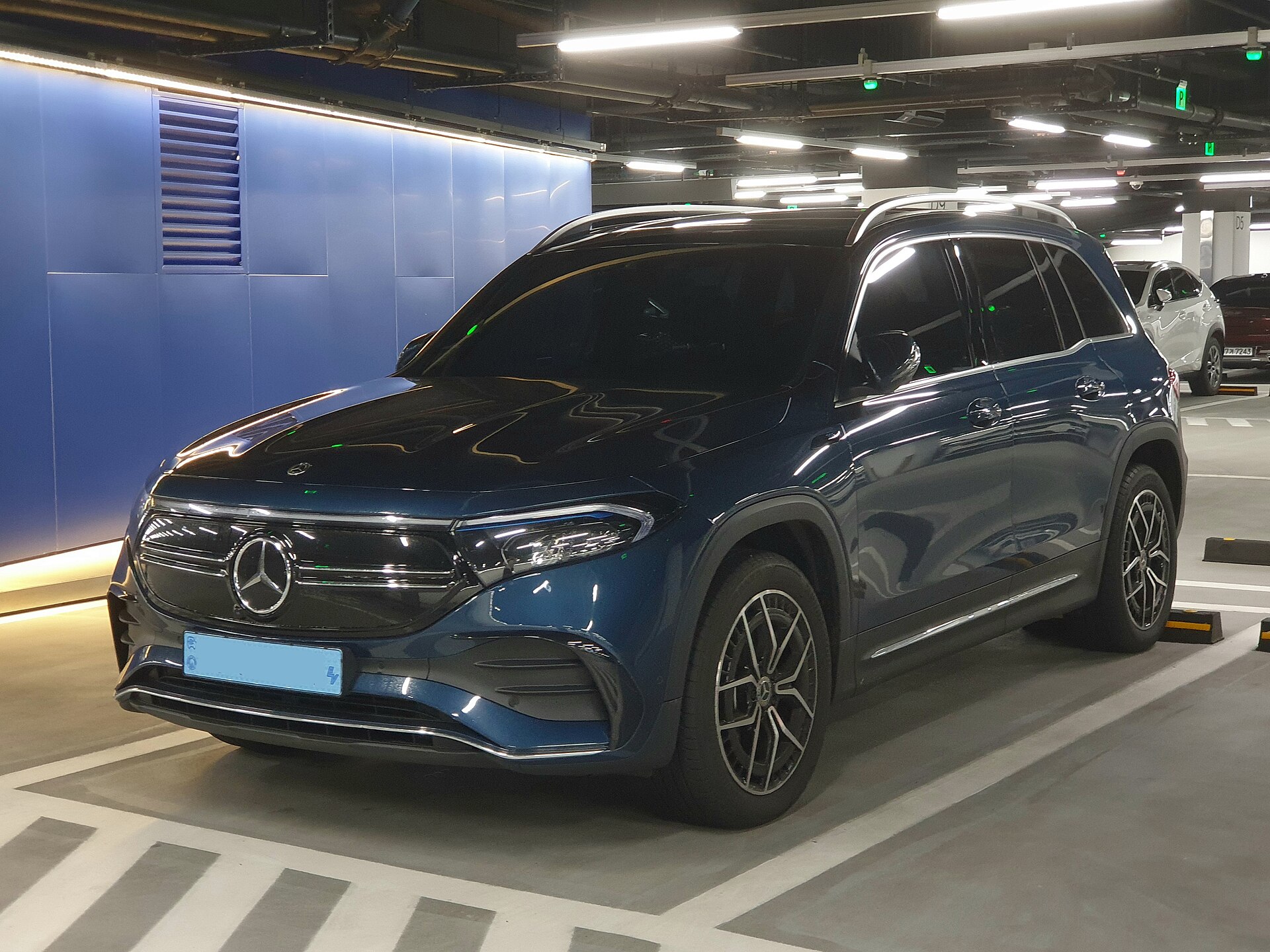 Mercedes-Benz EQB 300 4MATIC X243 blue AMG Line front three-quarter view