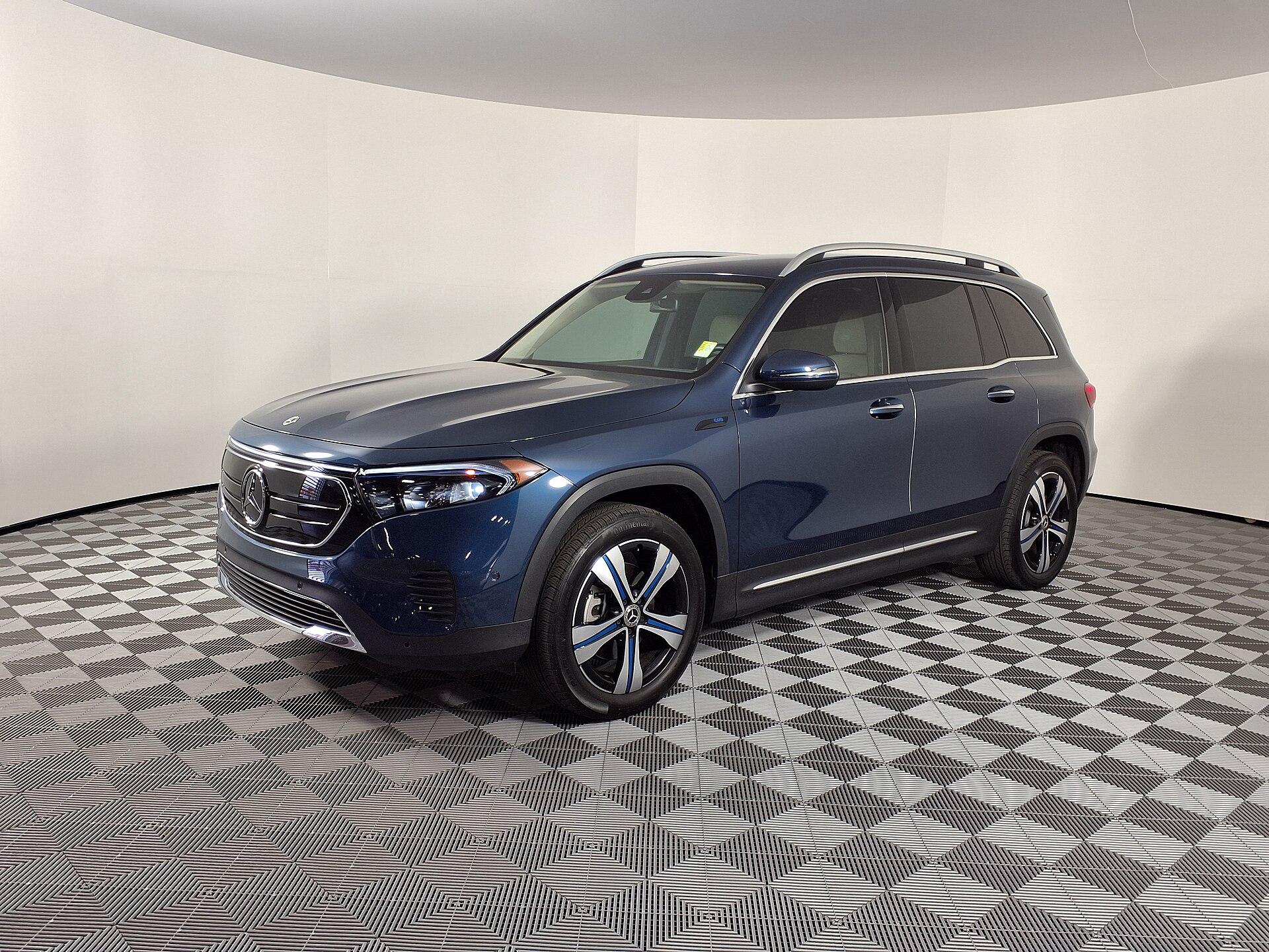Mercedes-Benz EQB 300 4MATIC X243 blue EQB 300 studio front three-quarter view