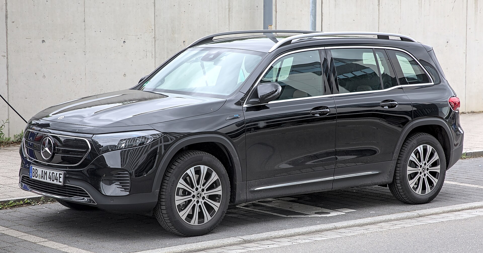 Mercedes-Benz EQB 300 4MATIC X243 black EQB 300 front three-quarter and side view