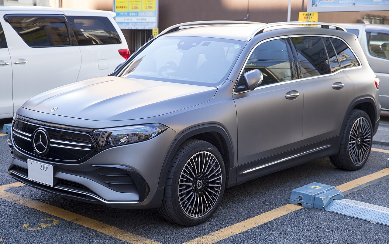 Mercedes-Benz EQB 350 4MATIC Mountain Gray Magno 2023 front three-quarter view