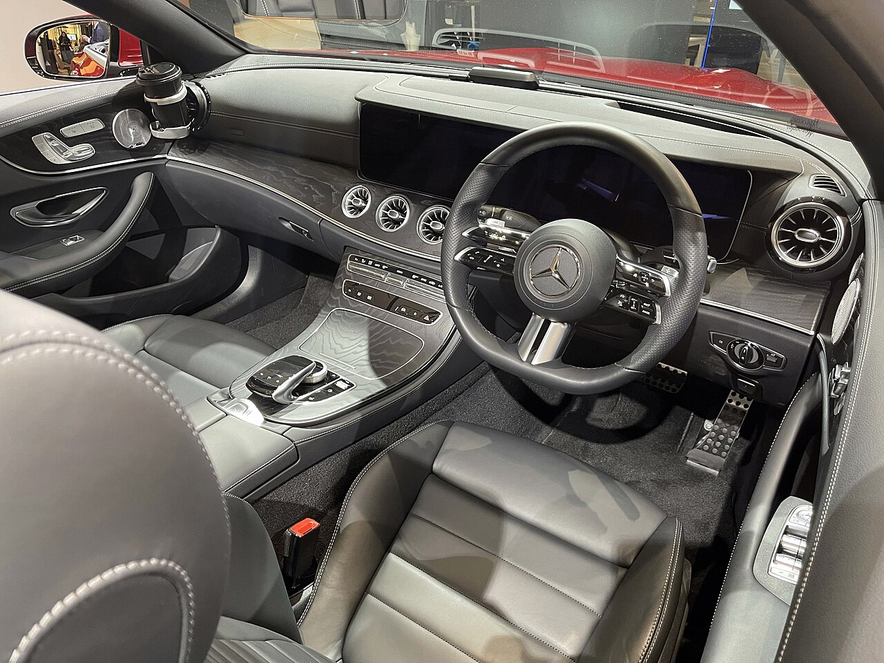 Right-hand-drive facelift E 200 Cabriolet dashboard