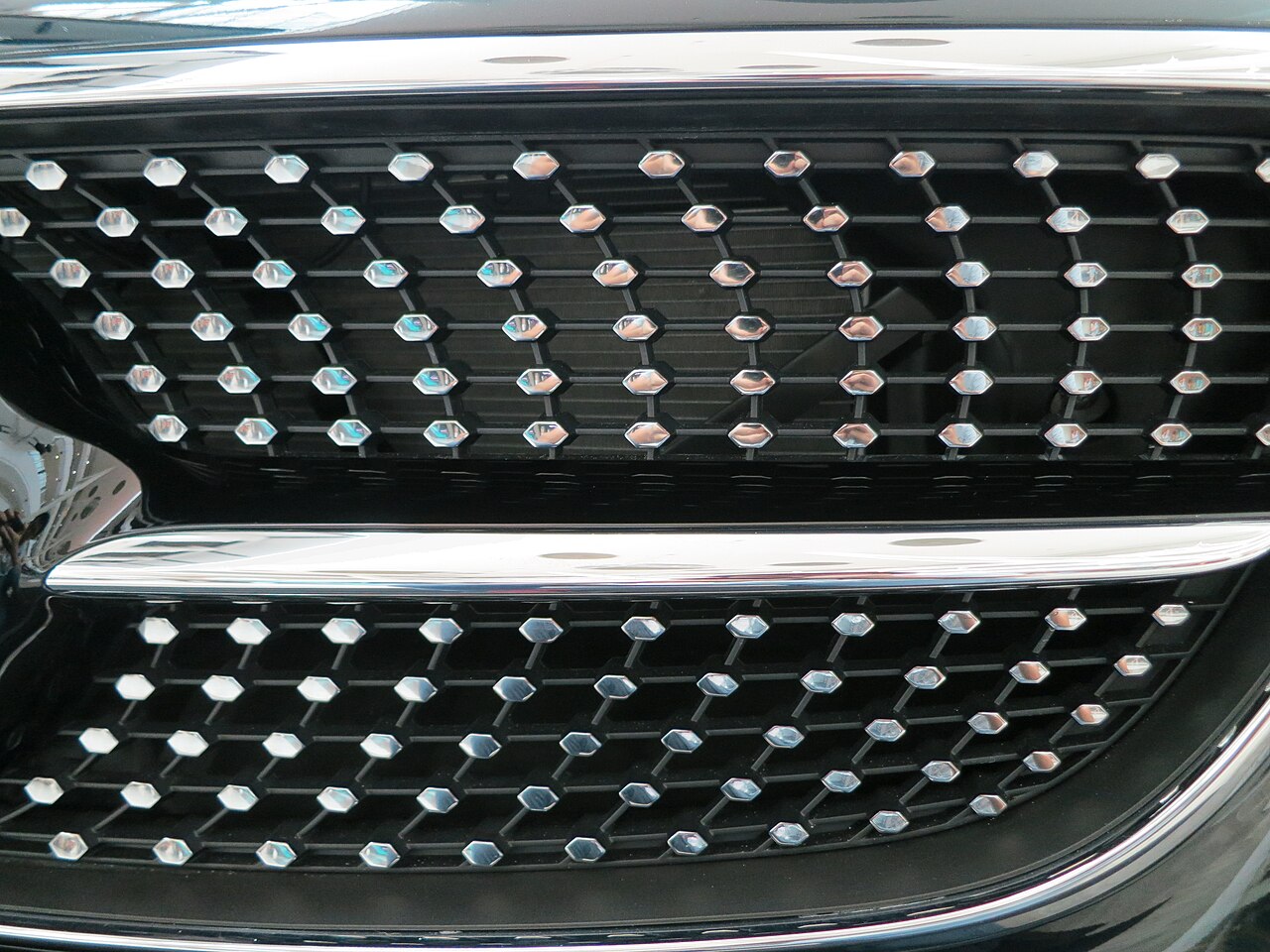 Diamond-pattern grille on A238 E 300 Cabriolet
