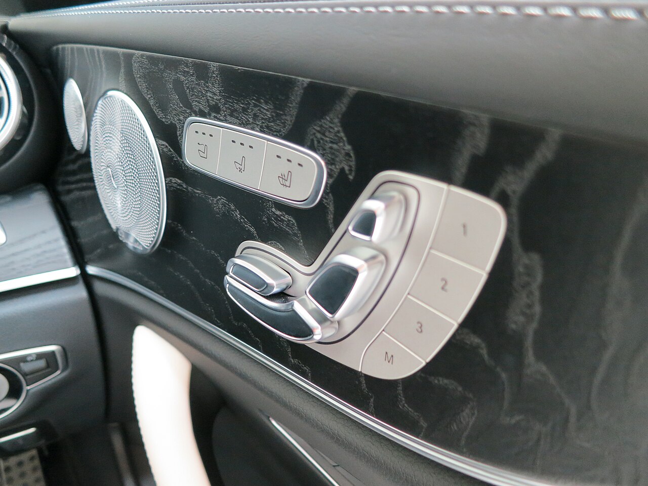 E 300 Cabriolet door-mounted seat and comfort controls