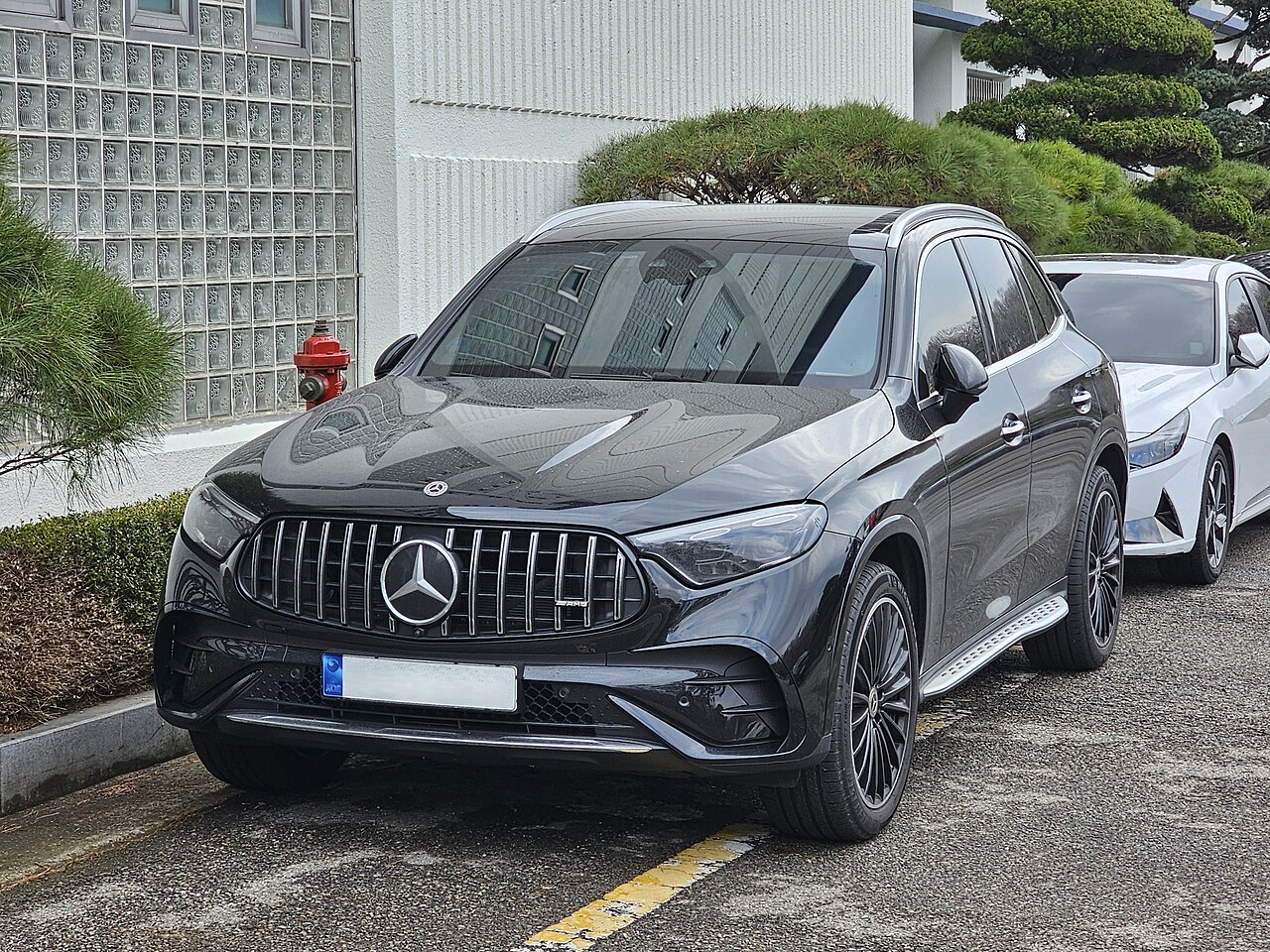 Black X254 GLC 300 4MATIC viewed from the front