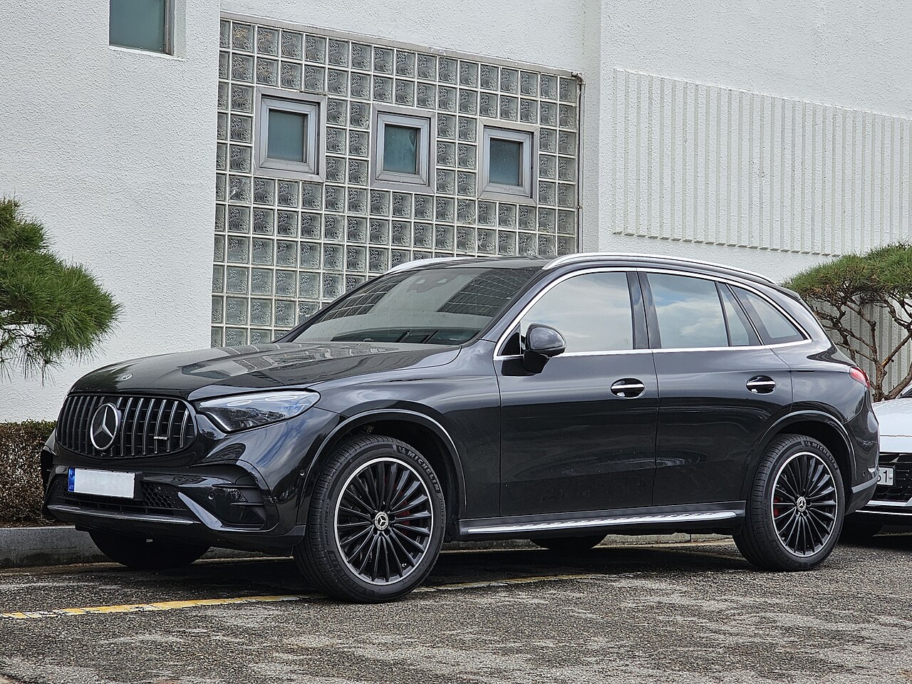 Black X254 GLC 300 4MATIC side view