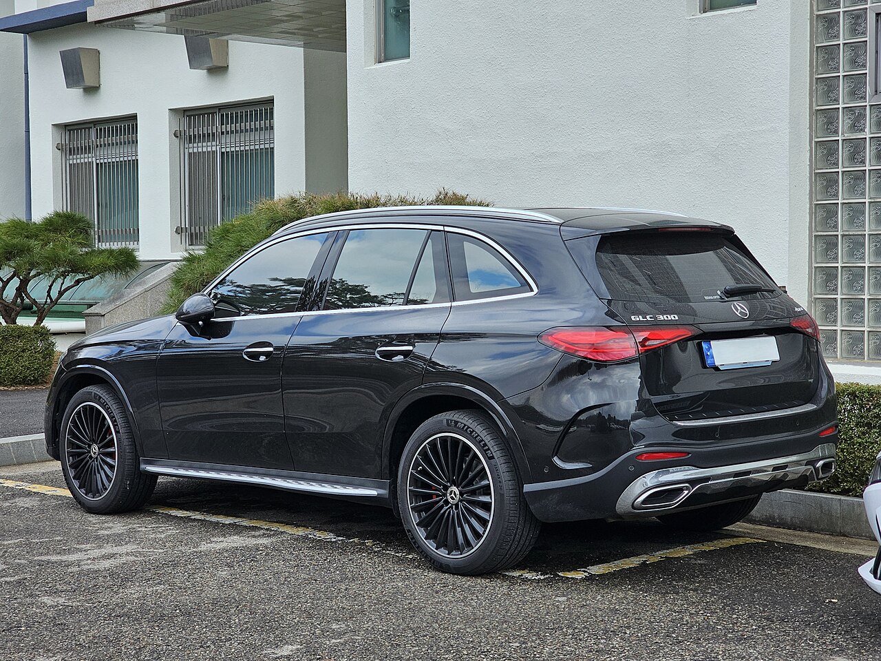 Black X254 GLC 300 4MATIC rear three-quarter view