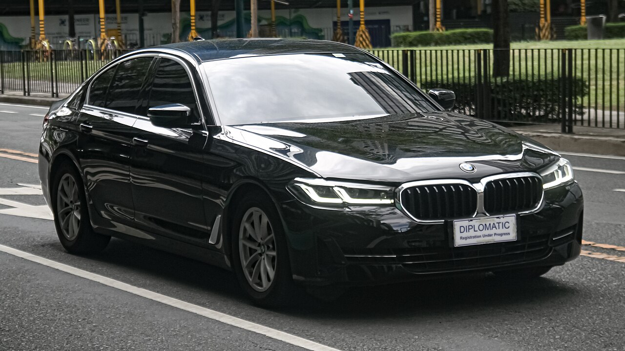 Black facelift G30 BMW 530i from the front