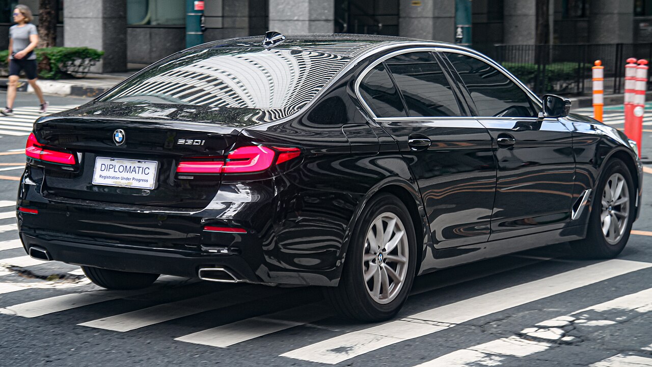 Black facelift BMW 530i rear three-quarter view