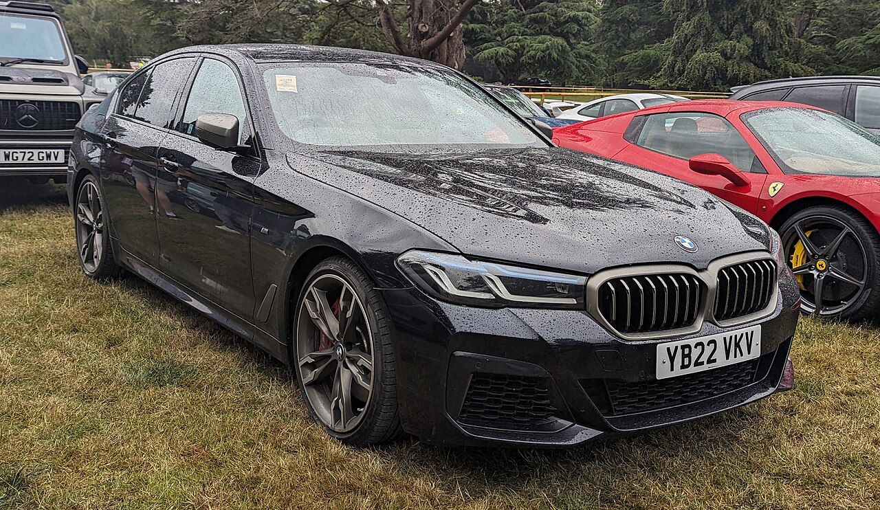Black facelift G30 BMW M550i xDrive display car
