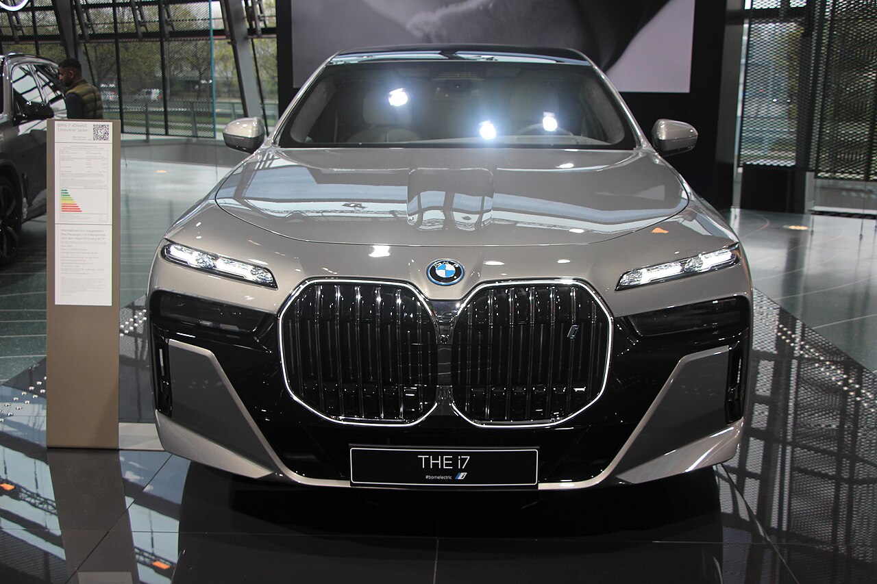 Silver BMW i7 xDrive60 G70 display car from the front