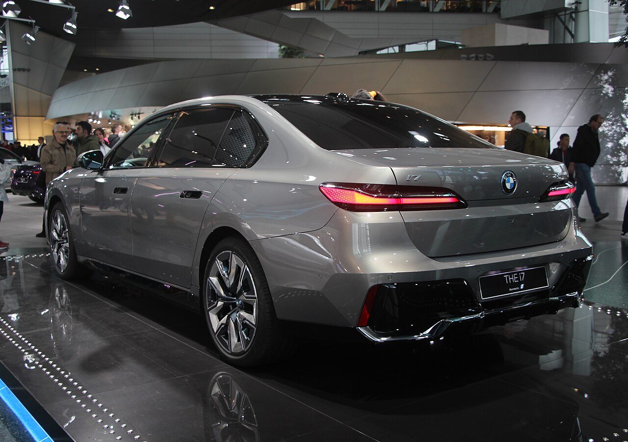 Silver BMW i7 xDrive60 G70 rear three-quarter view