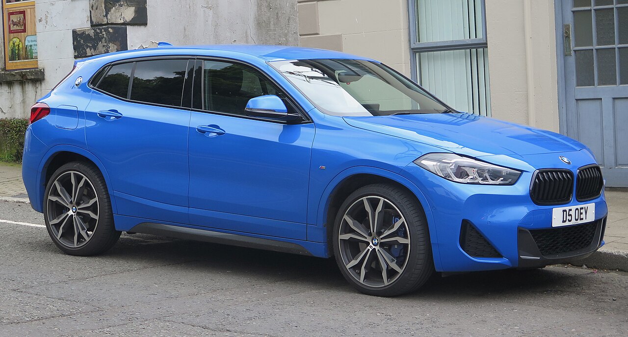 Blue BMW X2 sDrive18i F39 front three-quarter view