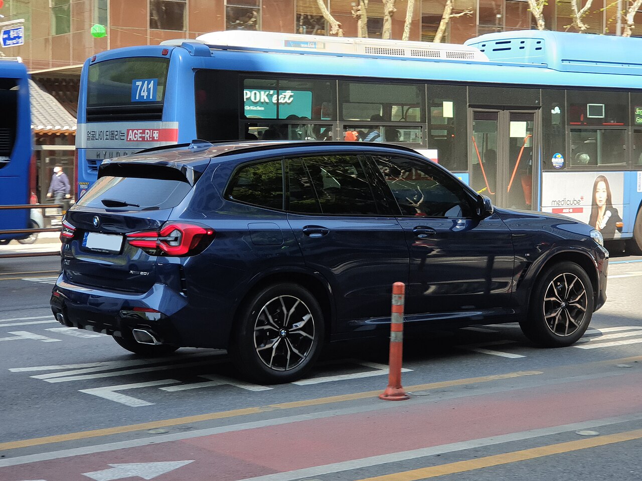 Blue facelift BMW X3 xDrive20i rear with badge