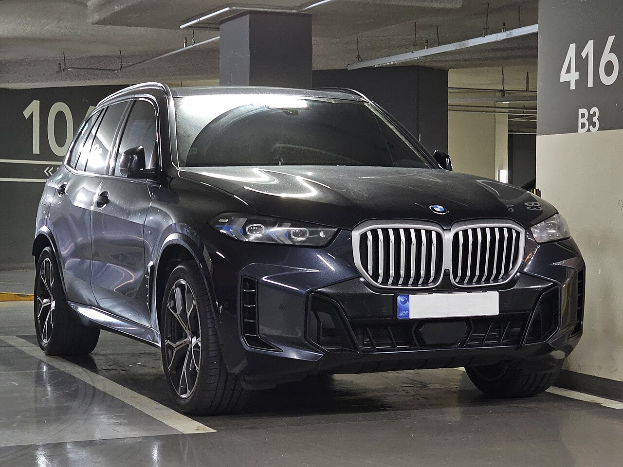 Dark BMW X5 xDrive40i G05 front three-quarter view