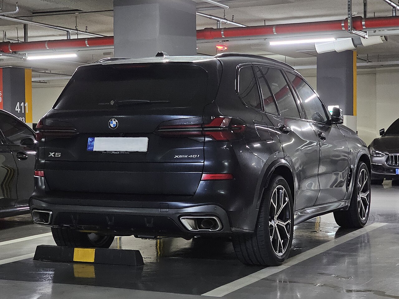 Dark BMW X5 xDrive40i G05 rear with badge