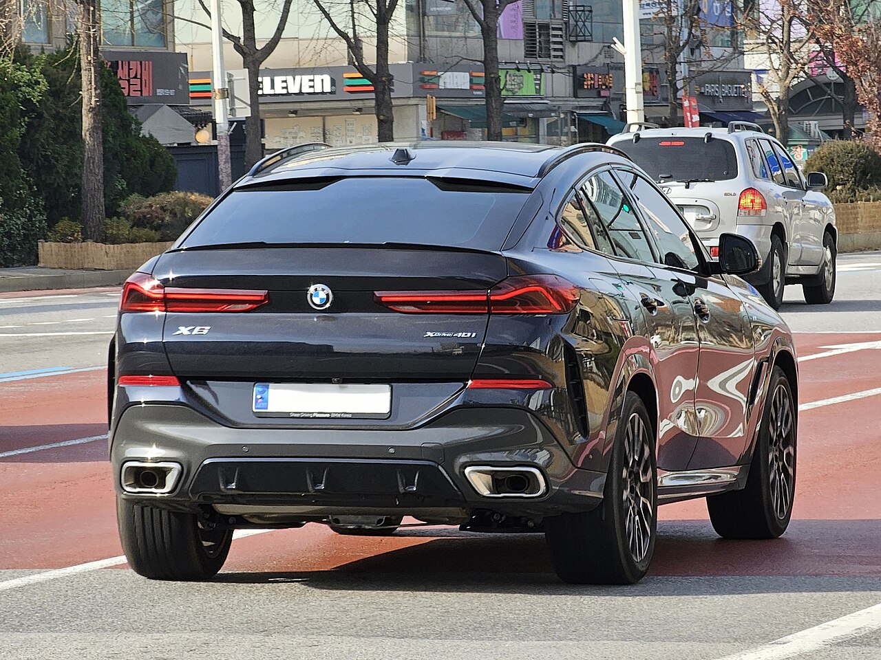 Dark BMW X6 xDrive40i G06 rear with badge