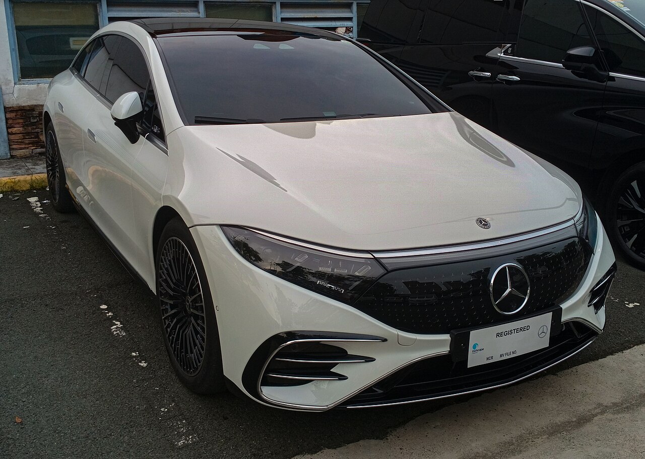White Mercedes-Benz EQS 450 4MATIC V297 front view