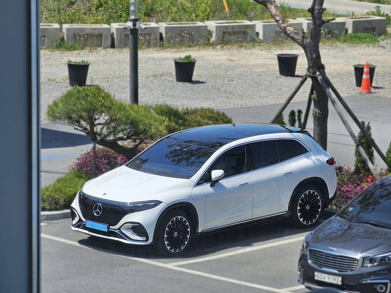 White Mercedes-Benz EQS 580 4MATIC X296 SUV from above
