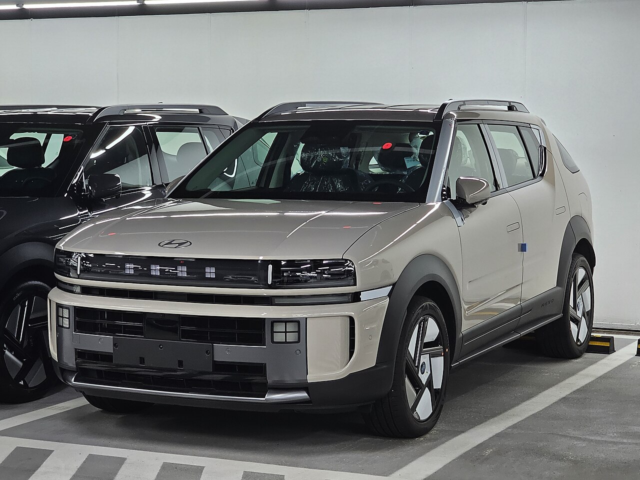 Second-generation Hyundai Nexo front and side