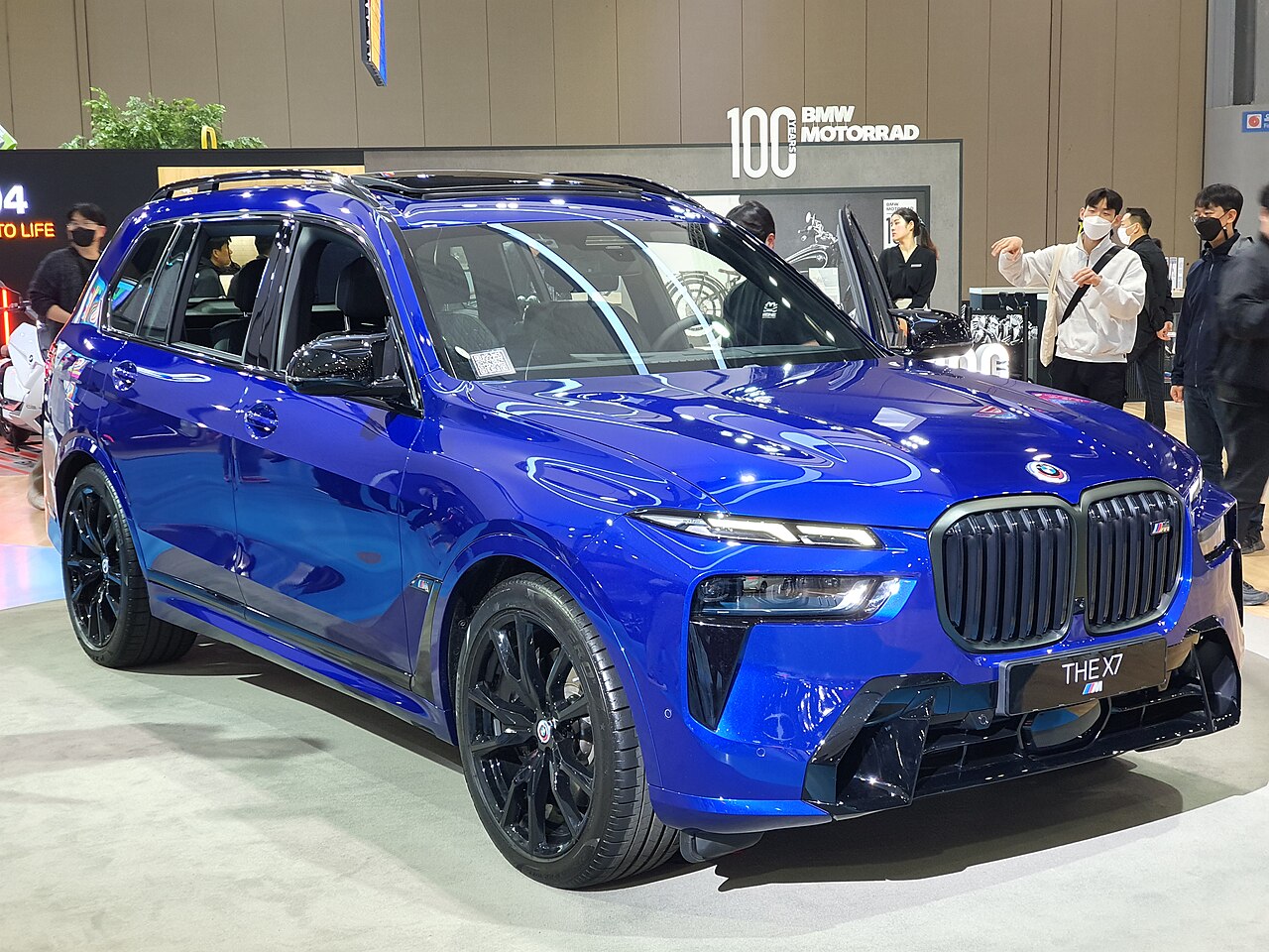 Blue BMW X7 M60i xDrive G07 LCI, front three-quarter view