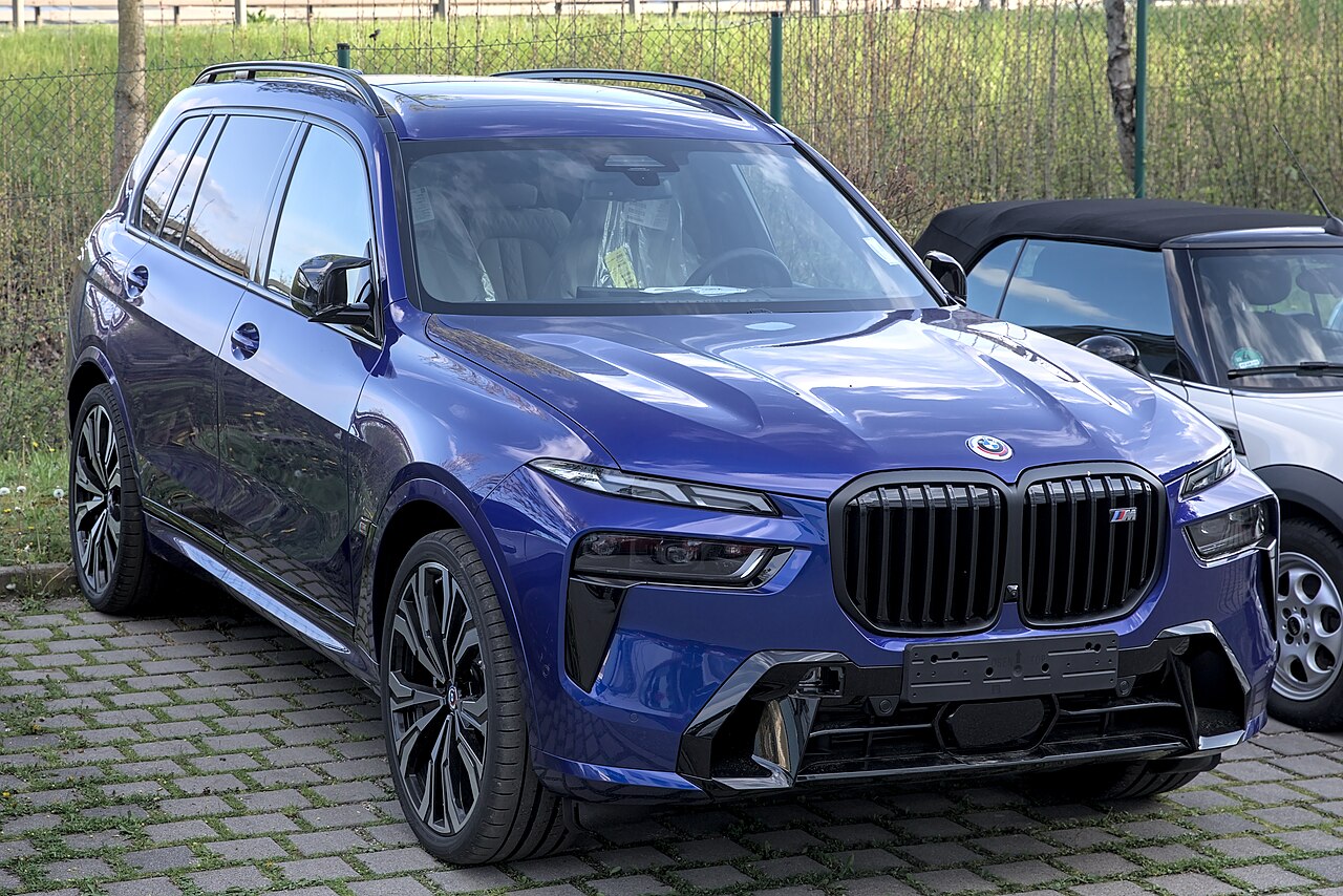 BMW X7 M60i G07 LCI viewed from the front and side