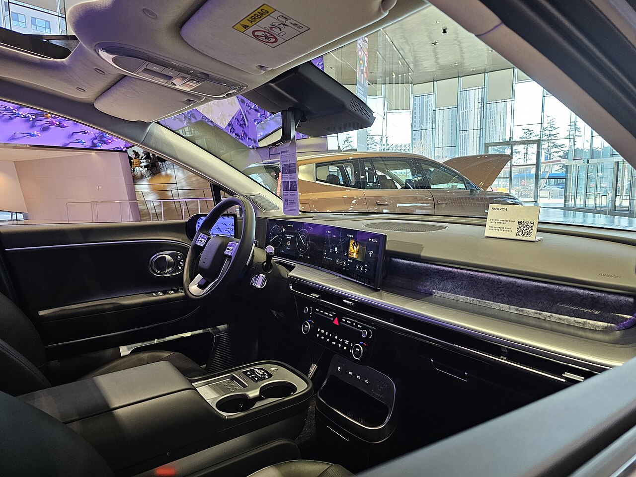 Hyundai IONIQ 9 dashboard, front seats and centre console