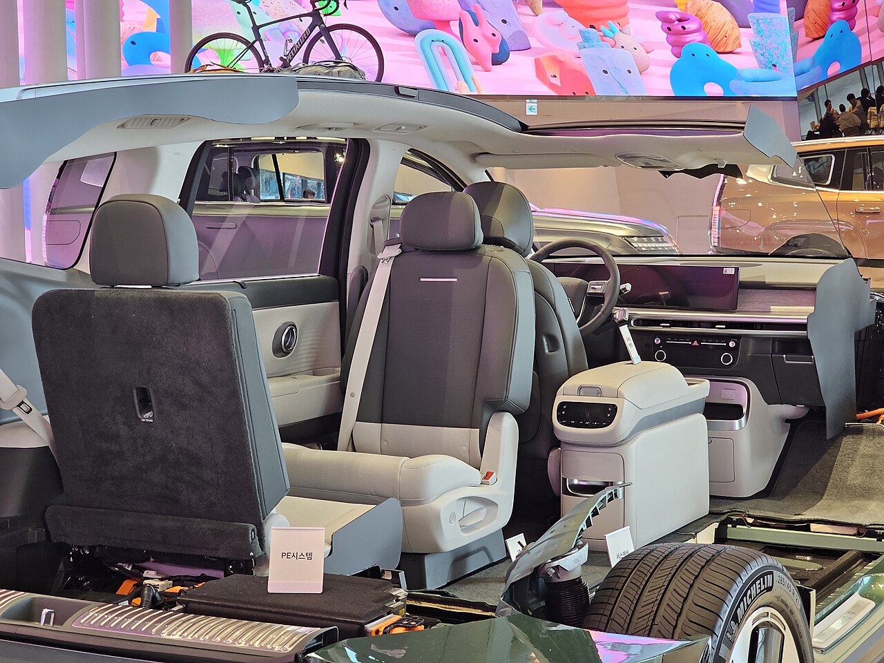 Hyundai IONIQ 9 cutaway cabin display