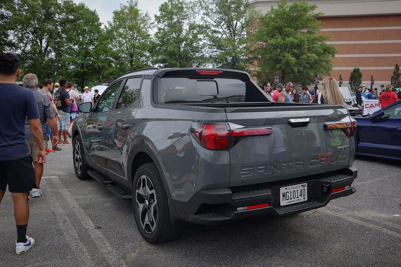 2022 Hyundai Santa Cruz 2.5T Limited, rear three-quarter view