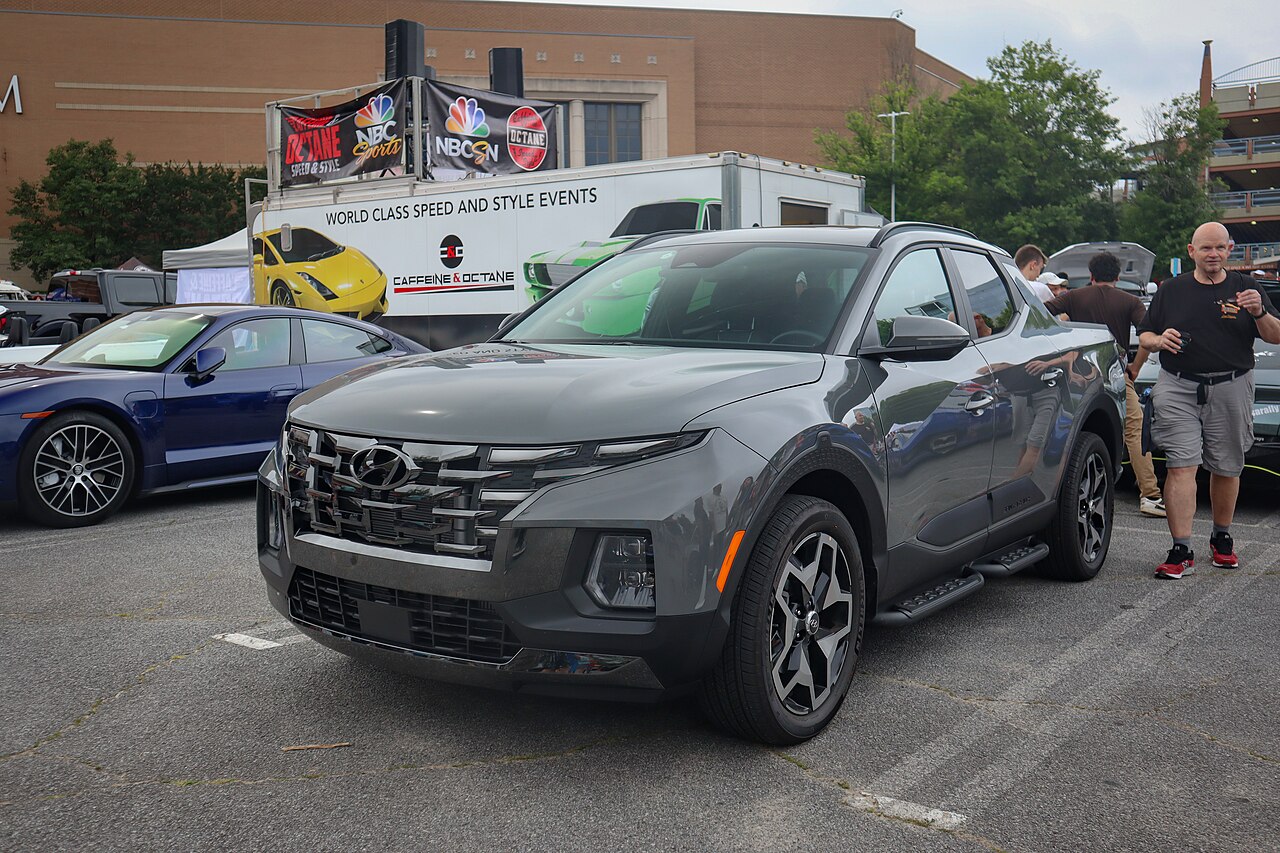 2022 Hyundai Santa Cruz 2.5T Limited, front three-quarter view