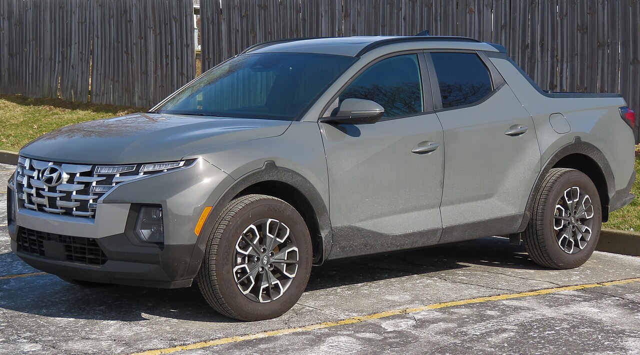 2023 Hyundai Santa Cruz SEL Premium, front three-quarter view