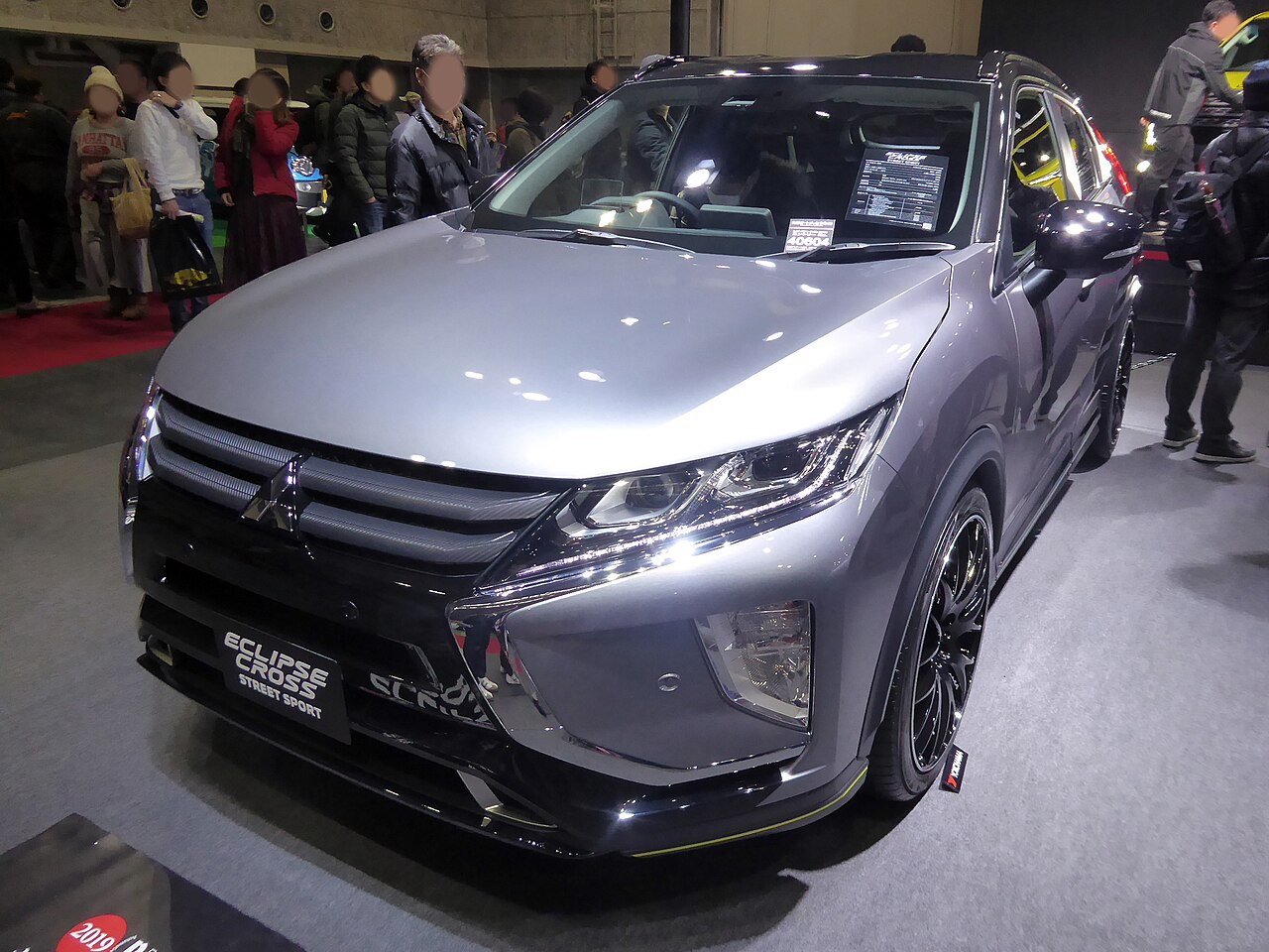 Mitsubishi Eclipse Cross Street Sport, front three-quarter view