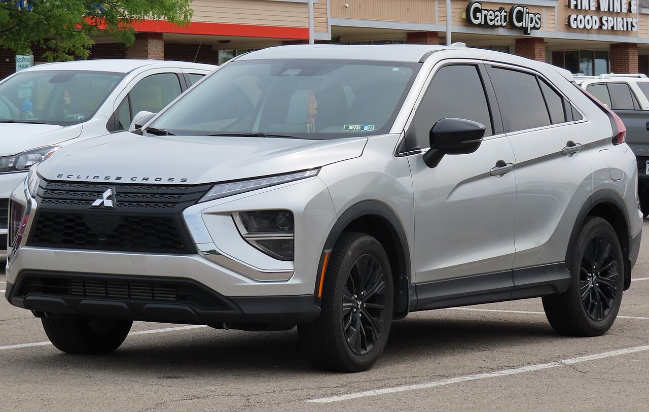 2022 Mitsubishi Eclipse Cross LE S-AWC, front three-quarter view