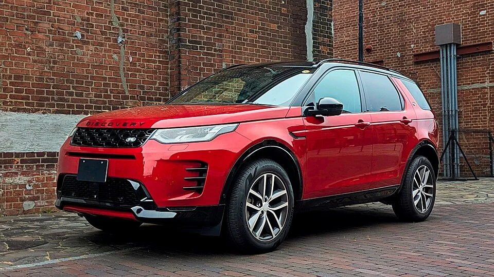 2024 Land Rover Discovery Sport Dynamic SE P250, front three-quarter view