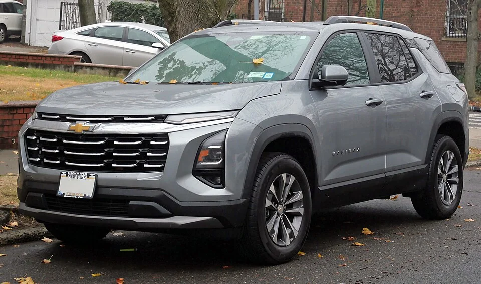 Front exterior — 2025 Chevrolet Equinox gasoline model photographed in the United States; not Equinox EV.