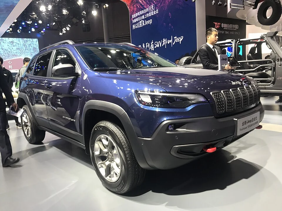 Front exterior — KL facelift Cherokee Trailhawk shown overseas; an earlier body reference, not evidence of U.S. MY2023 equipment.