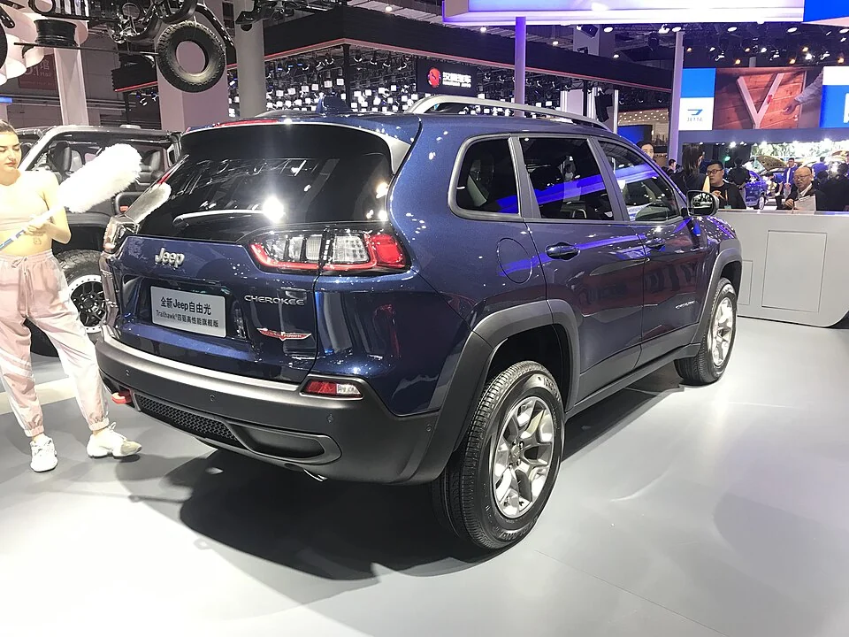 Rear exterior — KL facelift Cherokee Trailhawk shown overseas; an earlier body reference, not evidence of U.S. MY2023 equipment.