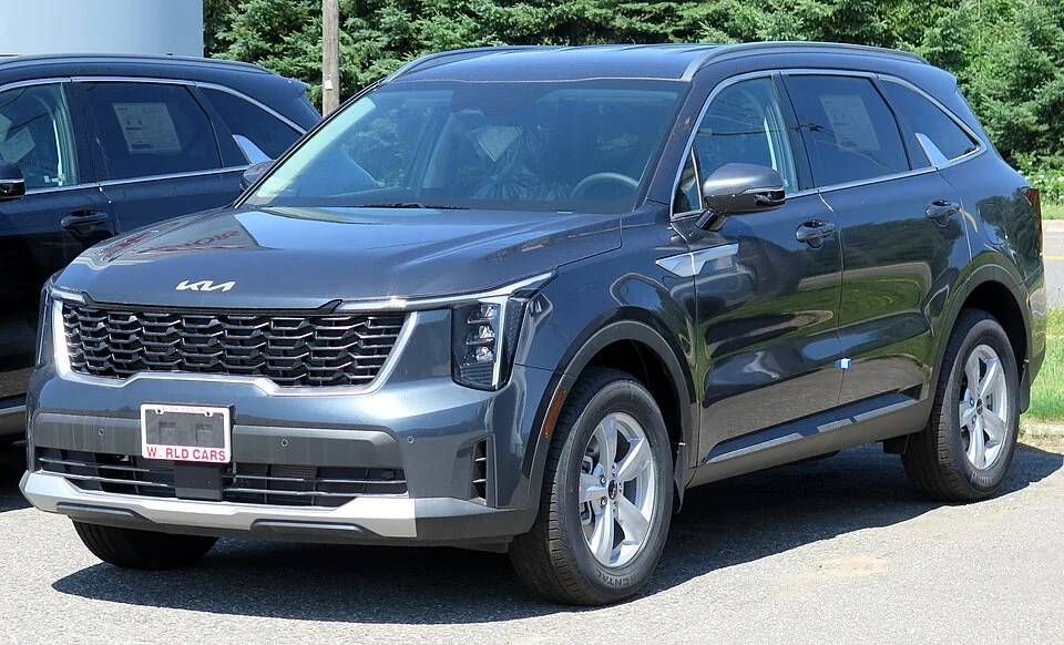 Front exterior — 2024 Kia Sorento LX gasoline model photographed in Canada; facelift body reference, with Canadian-market equipment.