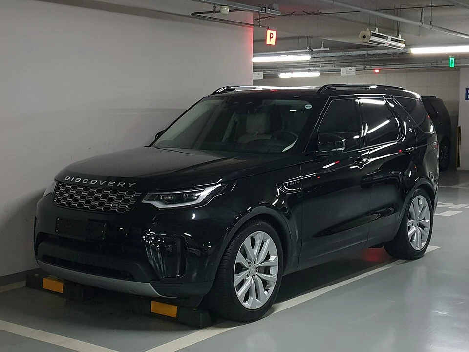 Front exterior — Discovery SE L462 facelift, photographed from an alternative front angle; overseas body reference, not verification of U.S. MY2021 equipment.