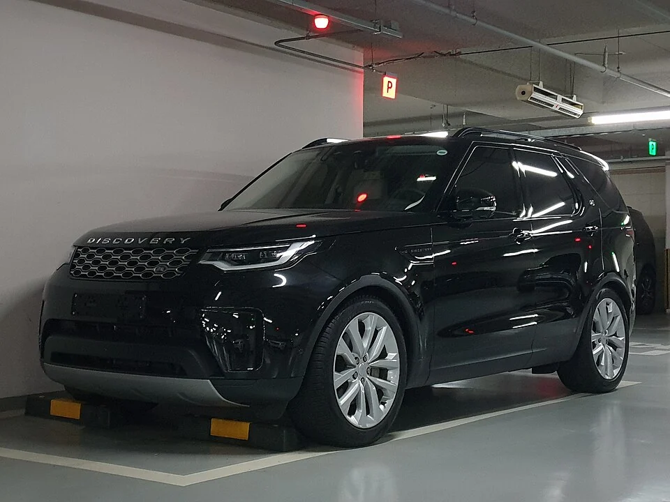Front exterior — Discovery SE L462 facelift, photographed from an alternative front angle; overseas body reference, not verification of U.S. MY2021 equipment.