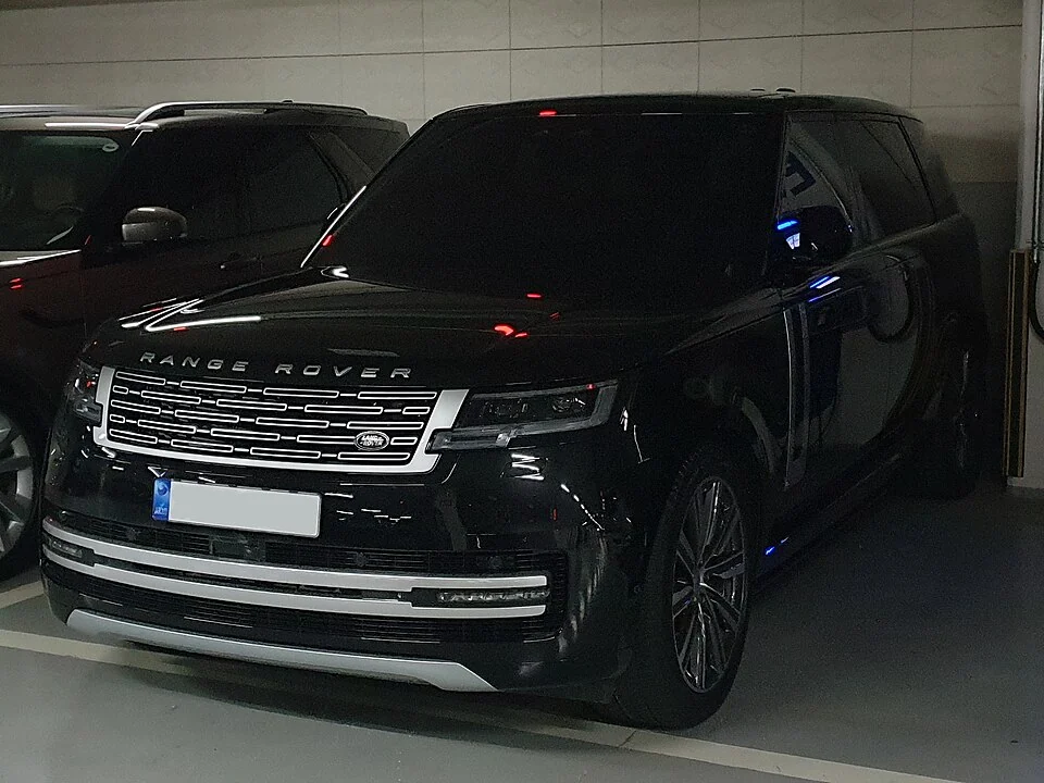 Front exterior — Range Rover L460 exterior and a separate dashboard example photographed overseas; upholstery and seating are configuration-specific.