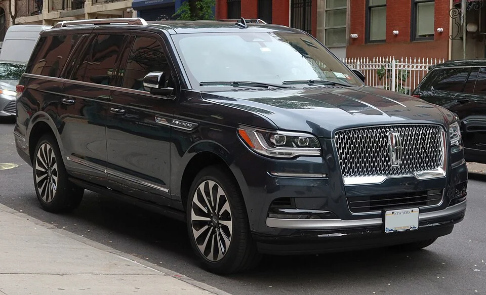Front exterior — 2022 Navigator L Reserve photographed in the United States.